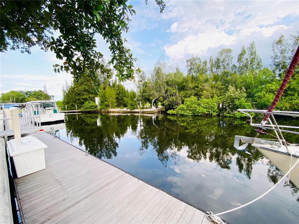 827 ROOSEVELT BOULEVARD UNIT 002 TARPON SPRINGS, FL 34689