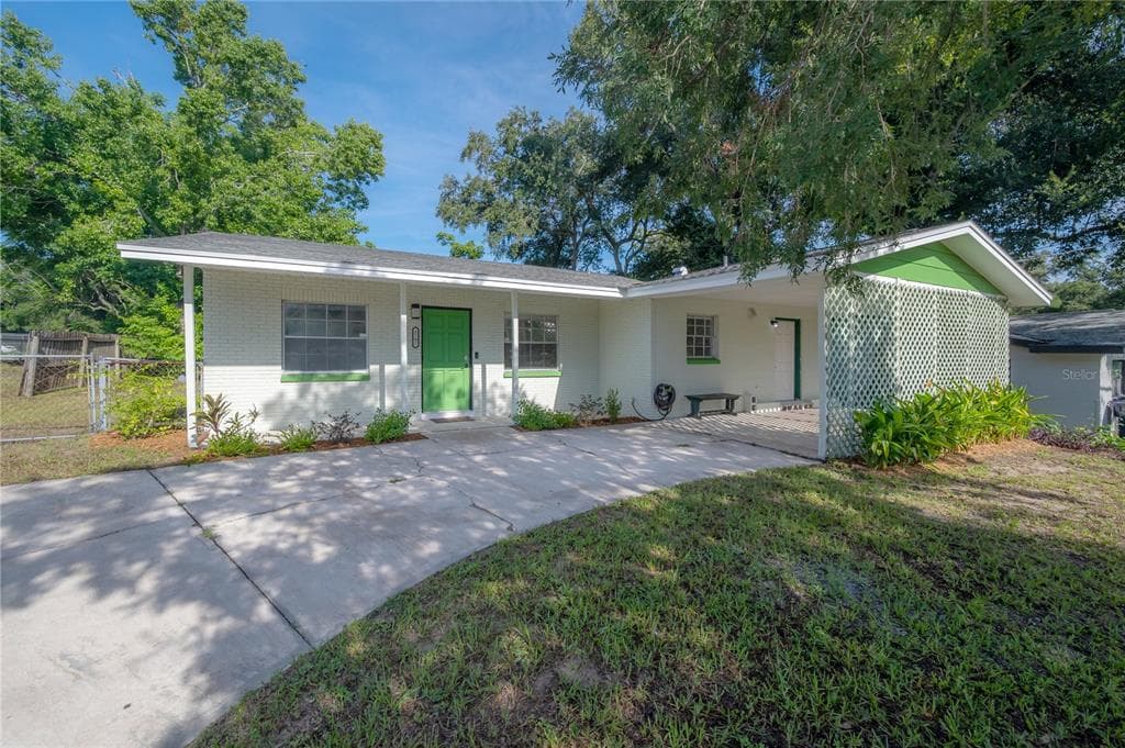 8702 N PAWNEE AVENUE TAMPA, FL 33617