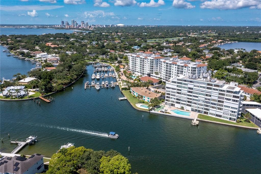 1365 SNELL ISLE BOULEVARD NE UNIT 6D ST PETERSBURG, FL 33704