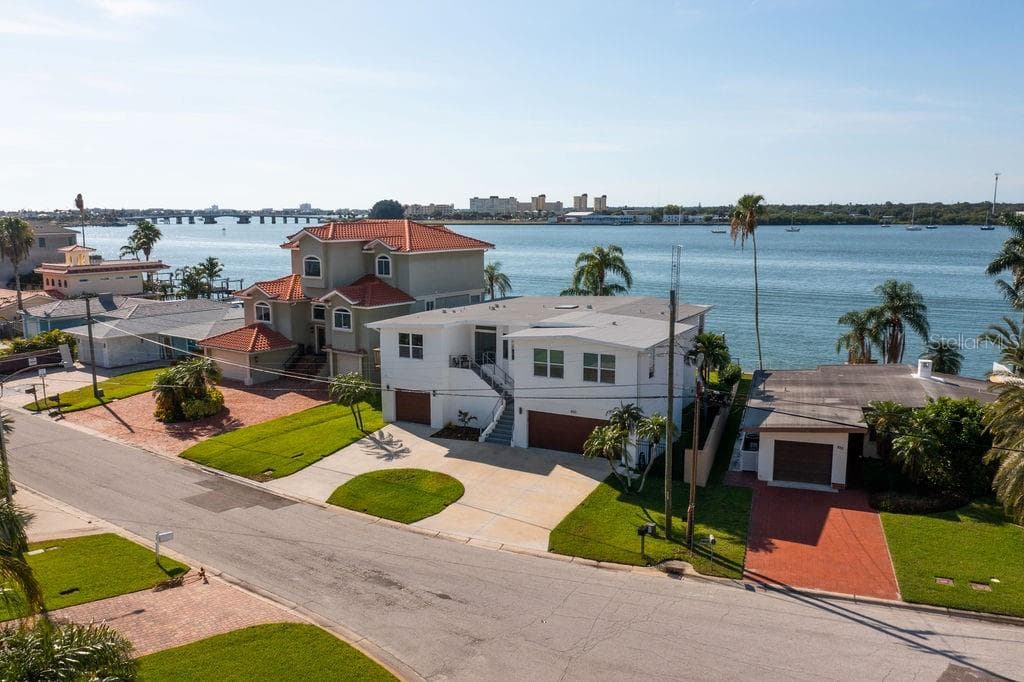 850 BAY POINT DRIVE
