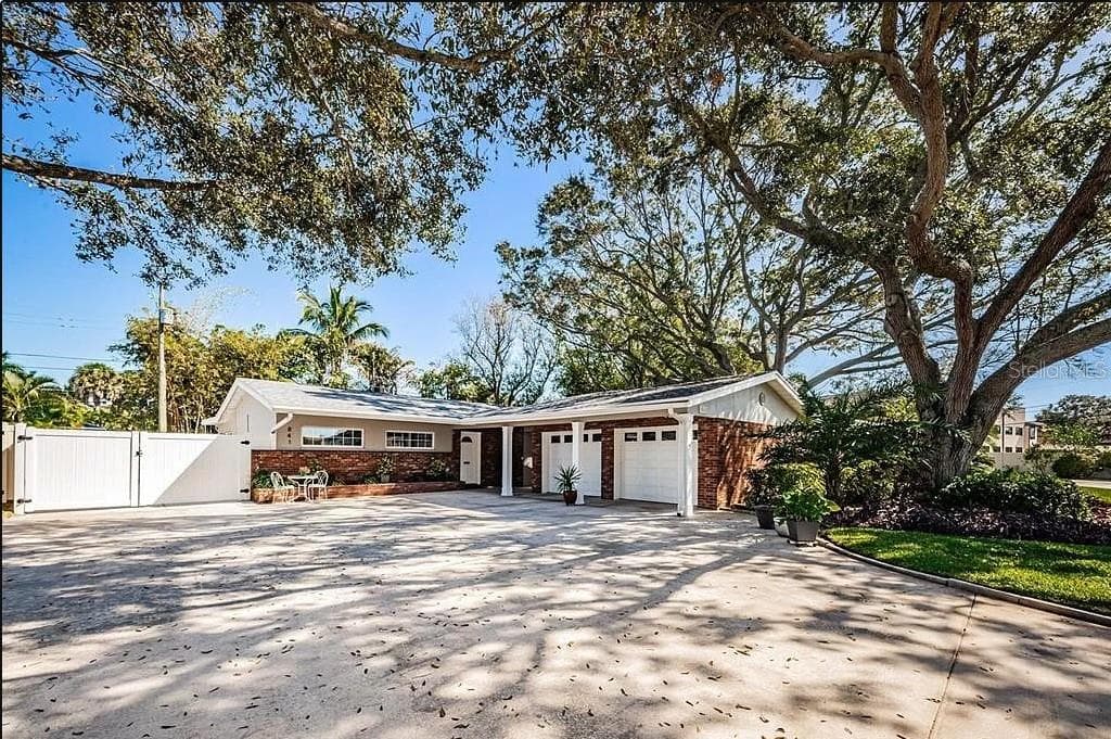841 RAFAEL BOULEVARD NE ST PETERSBURG, FL 33704