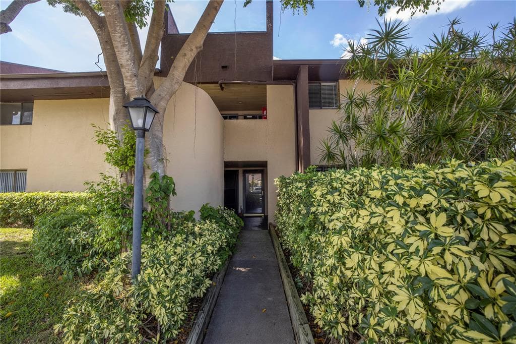 10775 VILLAGE CLUB CIR N UNIT 106 ST PETERSBURG, FL 33716