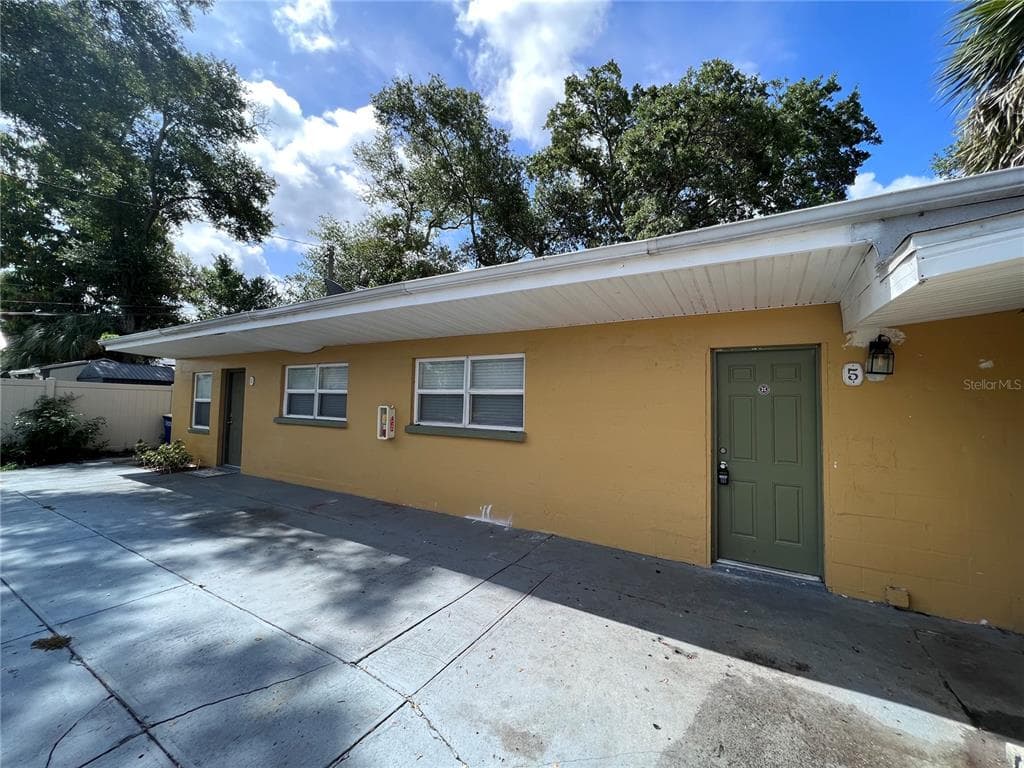 811 LOTUS PATH UNIT 5 CLEARWATER, FL 33756