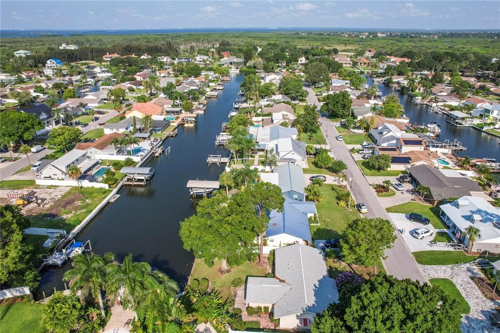 8704 THORNWOOD LANE TAMPA, FL 33615