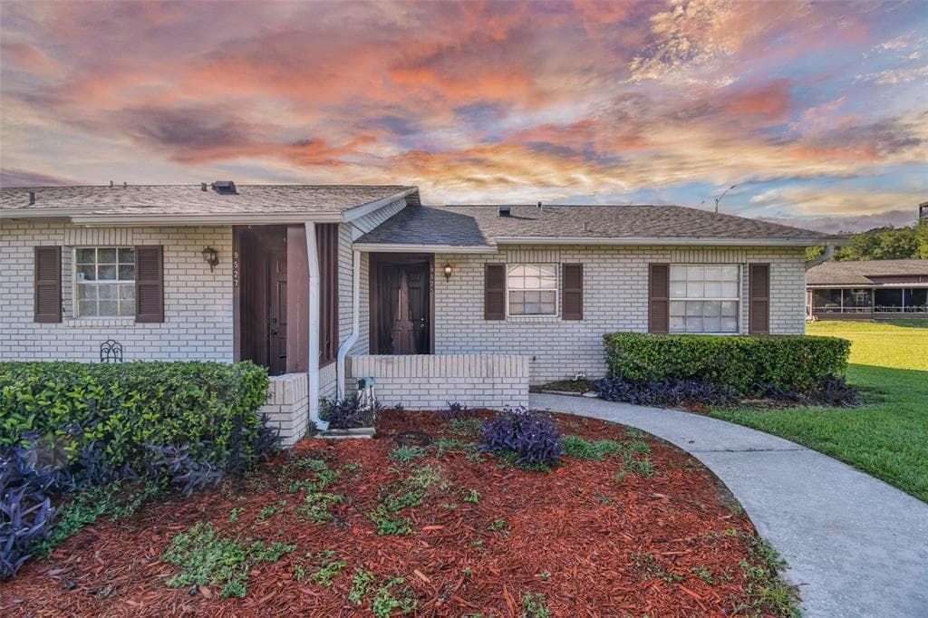 9525 FIELDVIEW CIRCLE THONOTOSASSA, FL 33592