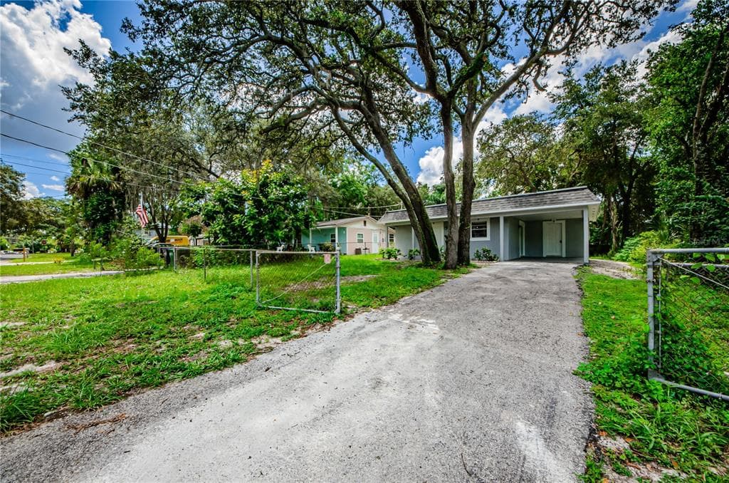 1905 E NAVAJO AVENUE TAMPA, FL 33612