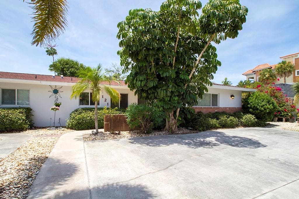 121 175TH AVENUE E REDINGTON SHORES, FL 33708