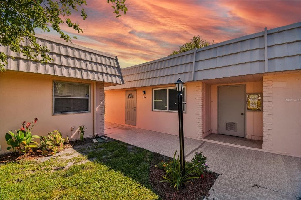 201 BEDFORD TRAIL UNIT 132 SUN CITY CENTER, FL 33573