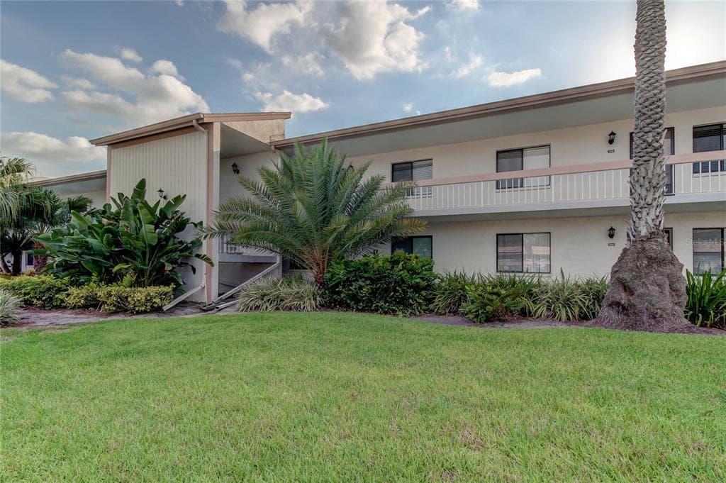 108 LAKEVIEW WAY UNIT 5 OLDSMAR, FL 34677