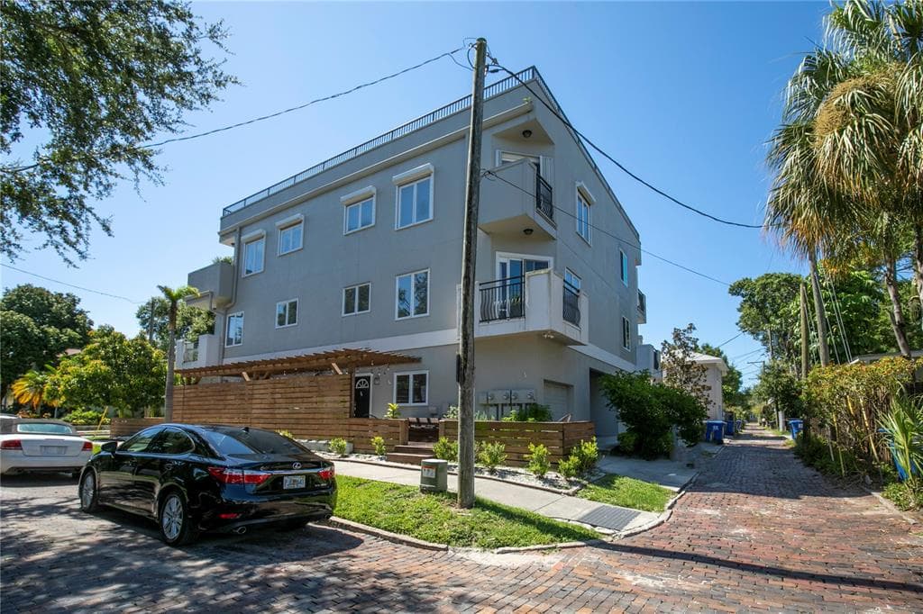 1052 6TH STREET N UNIT 4
