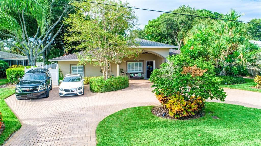 162 FLAMINGO DRIVE BELLEAIR, FL 33756