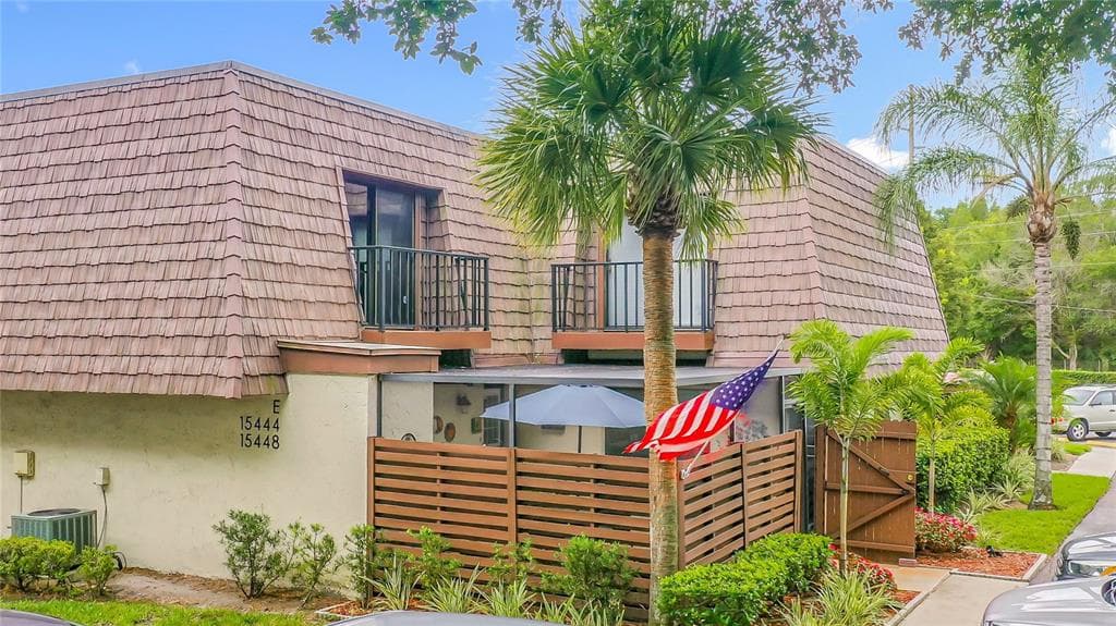 15444 E POND WOODS DRIVE UNIT 15444 TAMPA, FL 33618