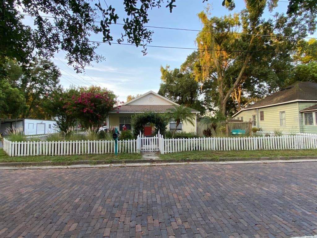 903 W MCLENDON STREET PLANT CITY, FL 33563