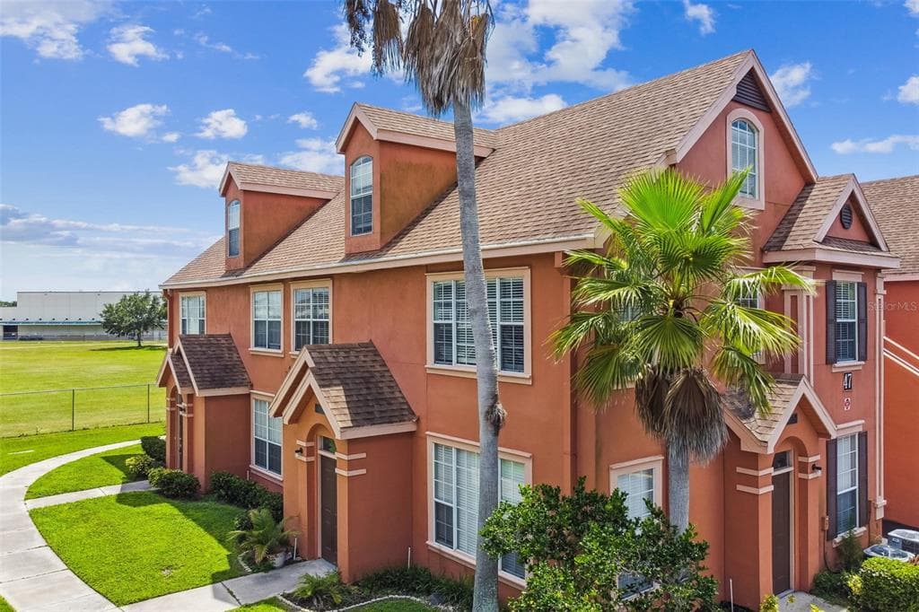 10524 WHITE LAKE COURT UNIT 10524 TAMPA, FL 33626