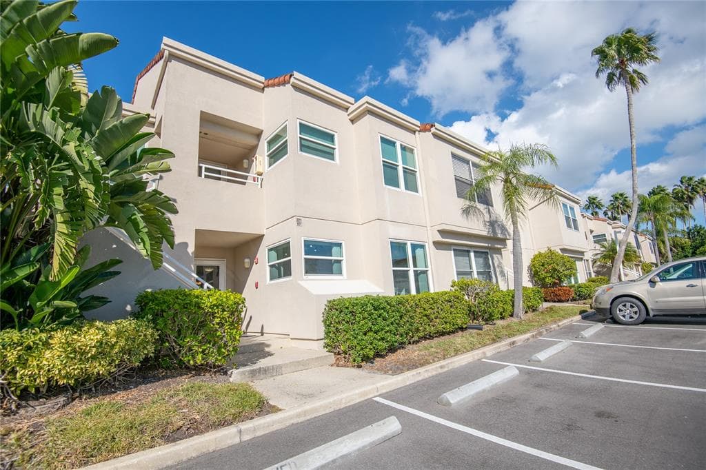 6020 BAHIA DEL MAR CIRCLE UNIT 121 ST PETERSBURG, FL 33715