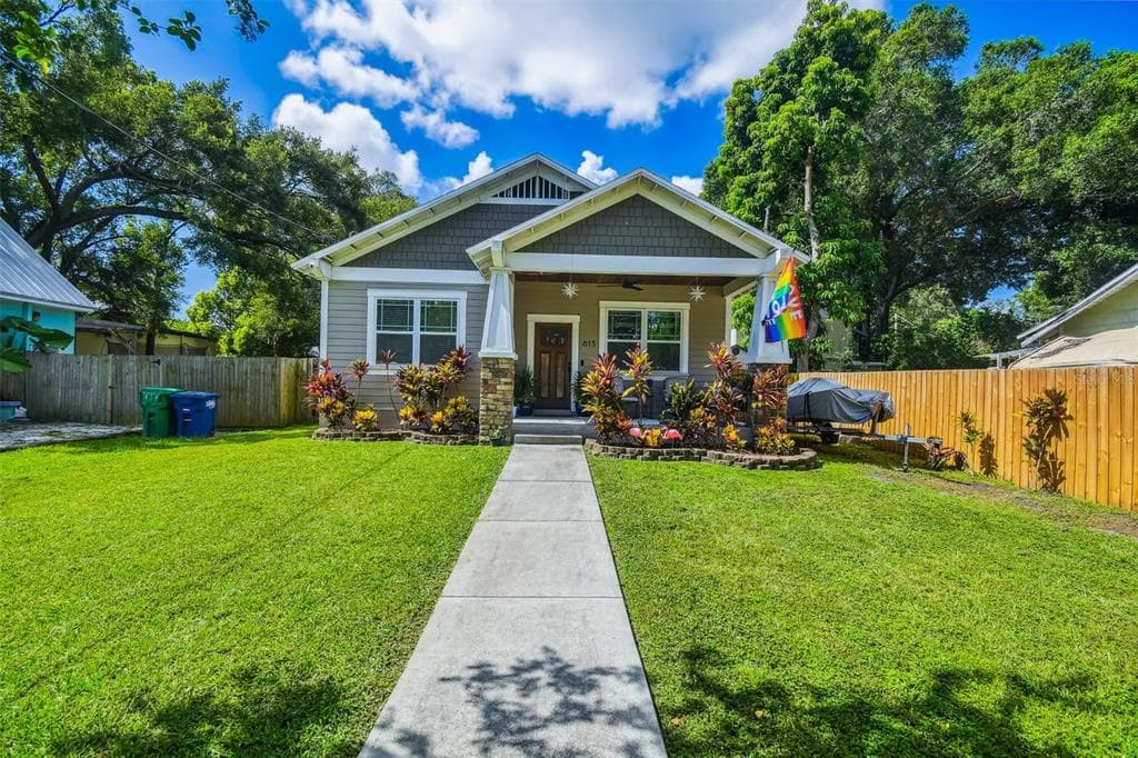 813 E HOLLYWOOD STREET TAMPA, FL 33604