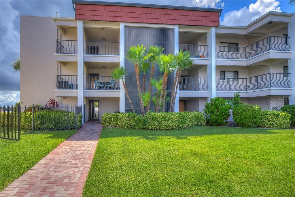 895 S GULFVIEW BOULEVARD UNIT 310 CLEARWATER, FL 33767