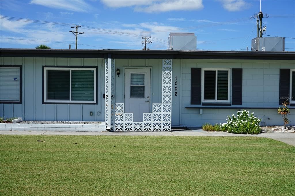 1006 N PEBBLE BEACH BOULEVARD UNIT 5 SUN CITY CENTER, FL 33573