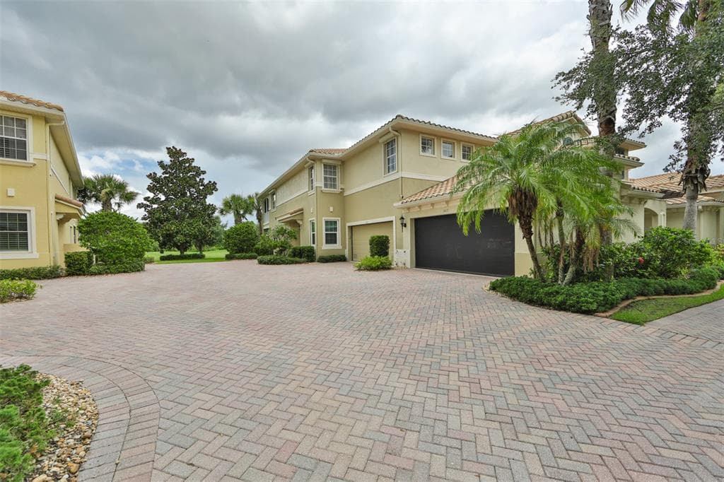 1415 EMERALD DUNES DR SUN CITY CENTER, FL 33573