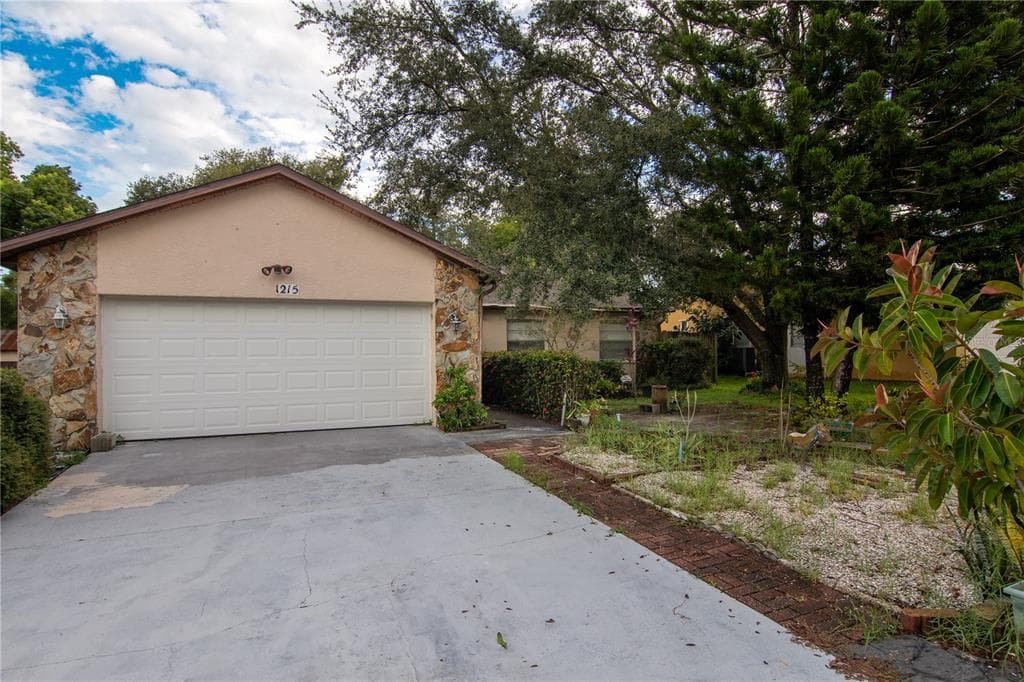 1215 E LIME STREET TARPON SPRINGS, FL 34689