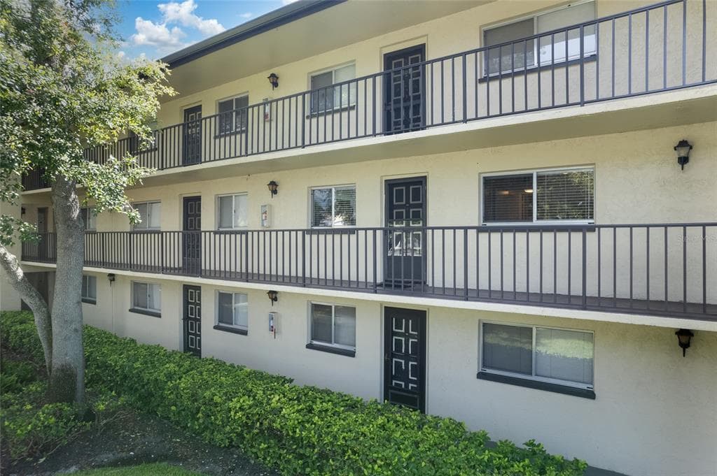 3077 CASA DEL SOL CIRCLE UNIT 208 CLEARWATER, FL 33761