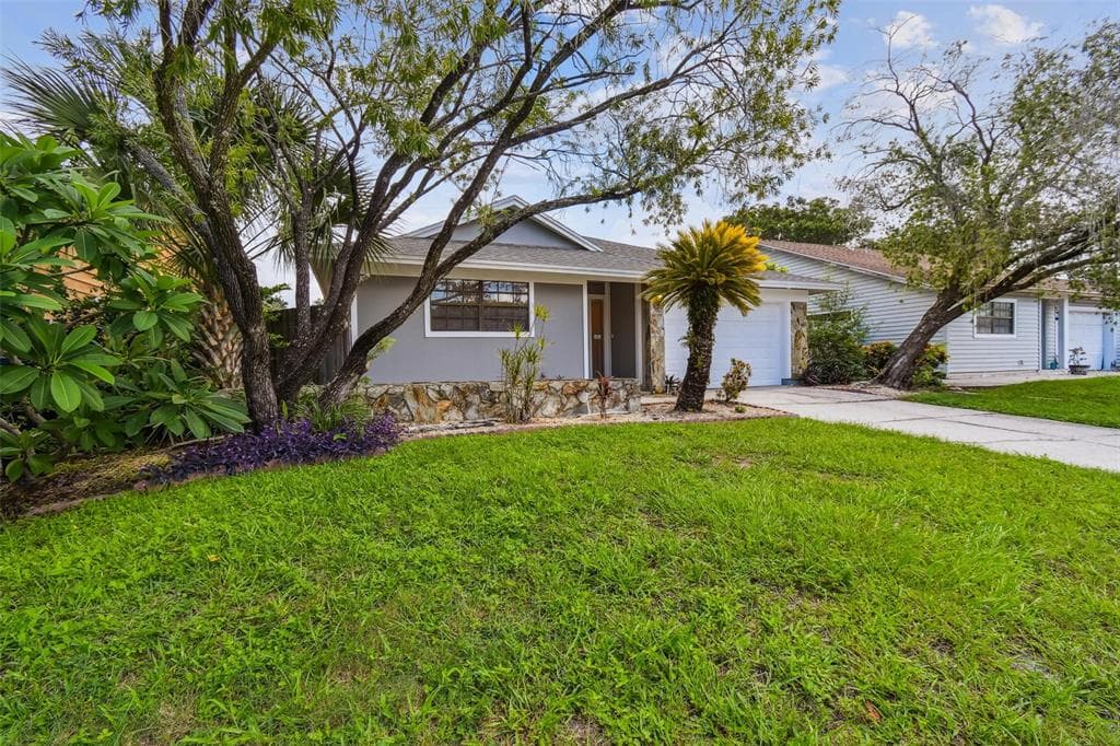 2853 WHISPERING DRIVE N LARGO, FL 33771