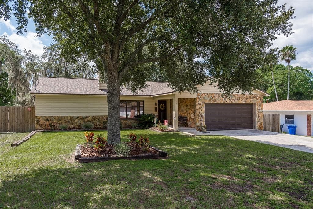 18619 YOCAM AVENUE LUTZ, FL 33549