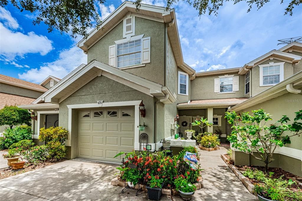 651 SPRING LAKE CIRCLE TARPON SPRINGS, FL 34688