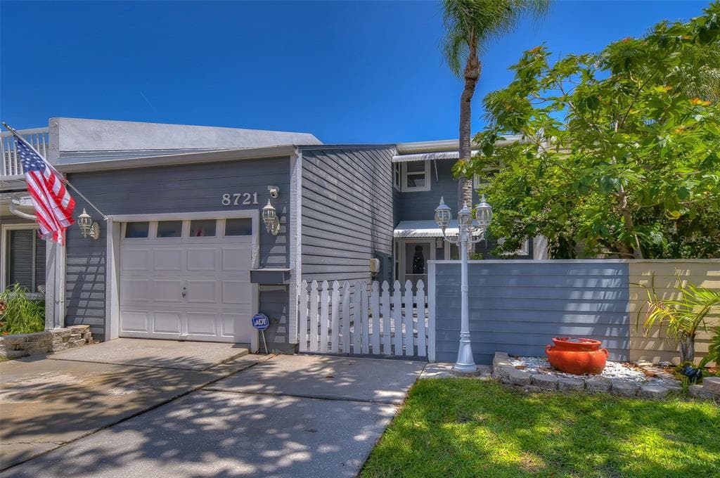 8721 BAY POINTE DRIVE TAMPA, FL 33615