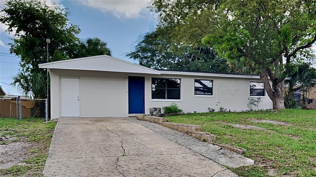 1033 CADILLAC DRIVE DAYTONA BEACH, FL 32117