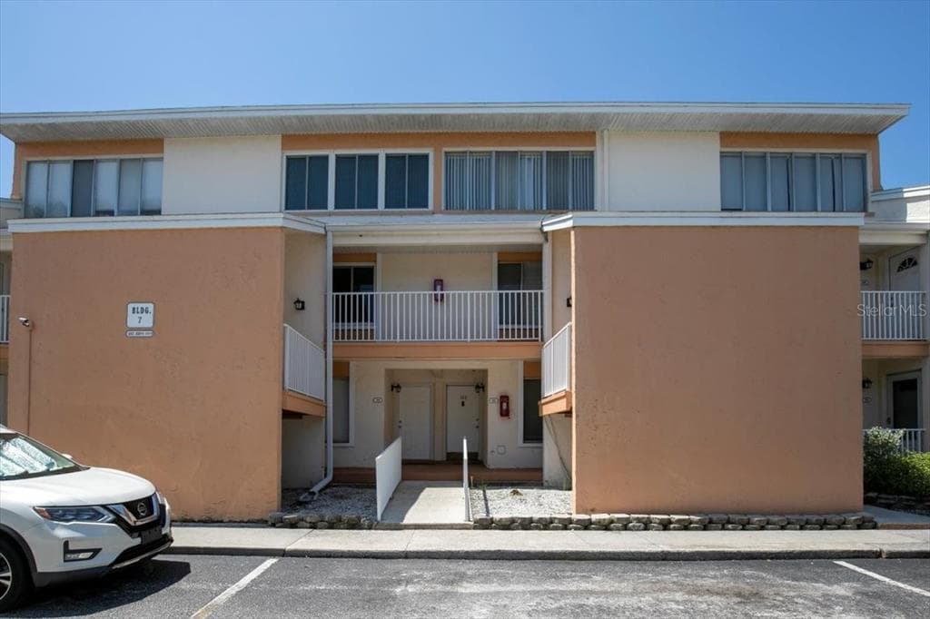654 100TH AVENUE N UNIT 203 ST PETERSBURG, FL 33702