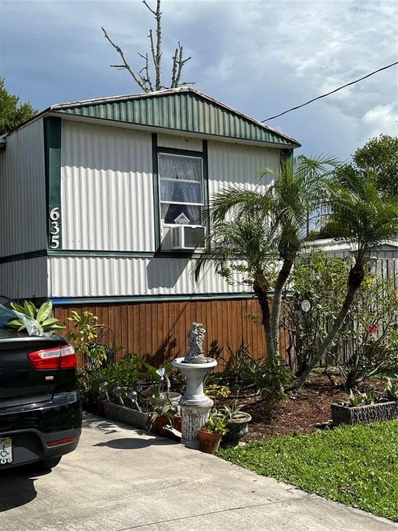 635 RIVER VILLAGE DRIVE TARPON SPRINGS, FL 34689