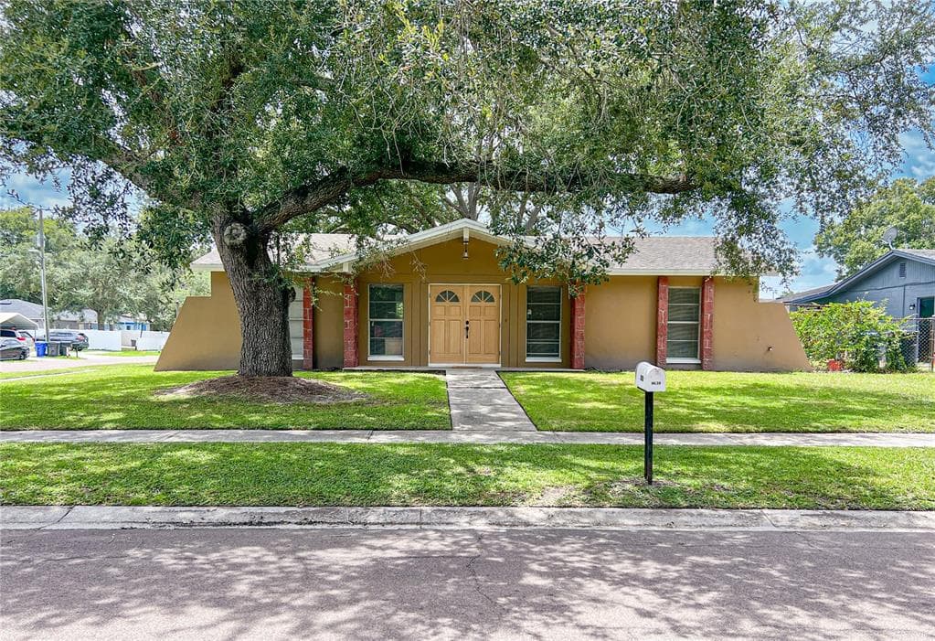 8639 FISH LAKE ROAD TAMPA, FL 33619