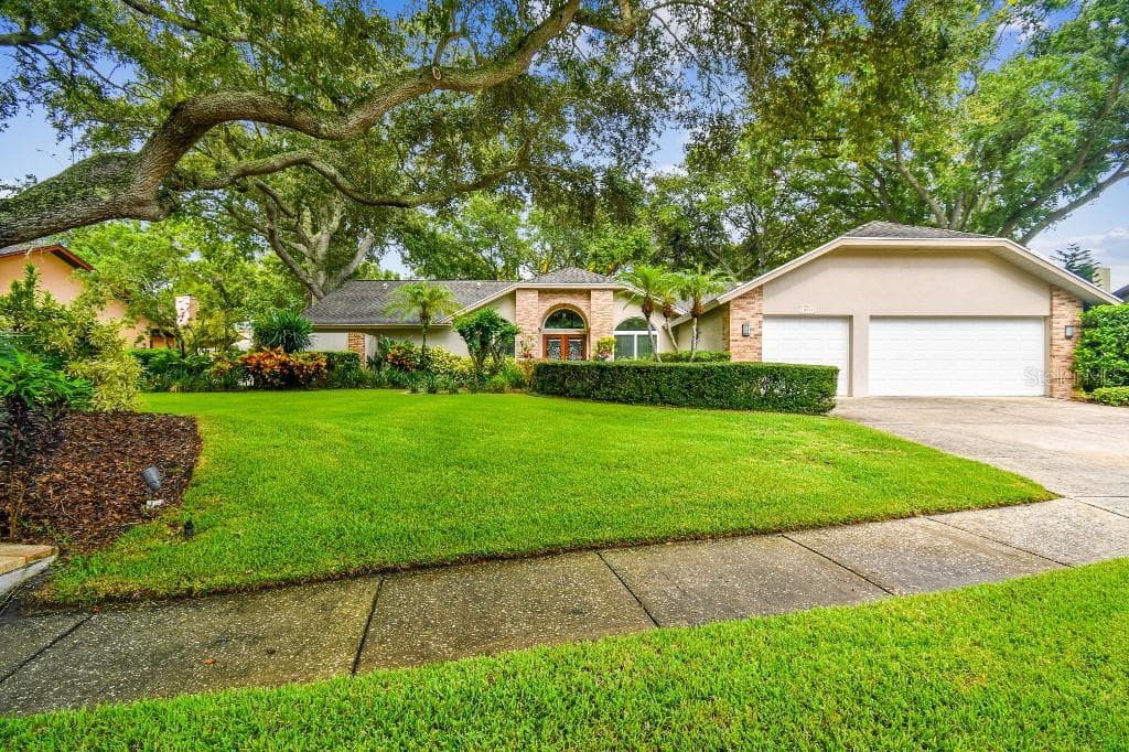 10285 BARRY DRIVE LARGO, FL 33774