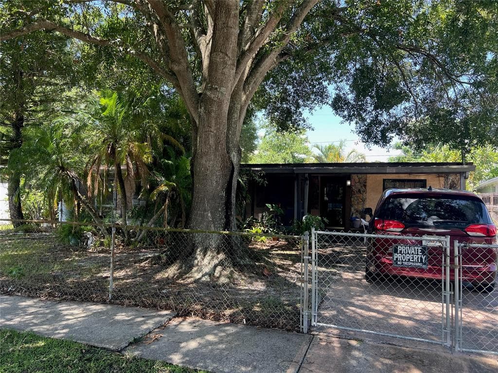 1725 WARRINGTON WAY TAMPA, FL 33619