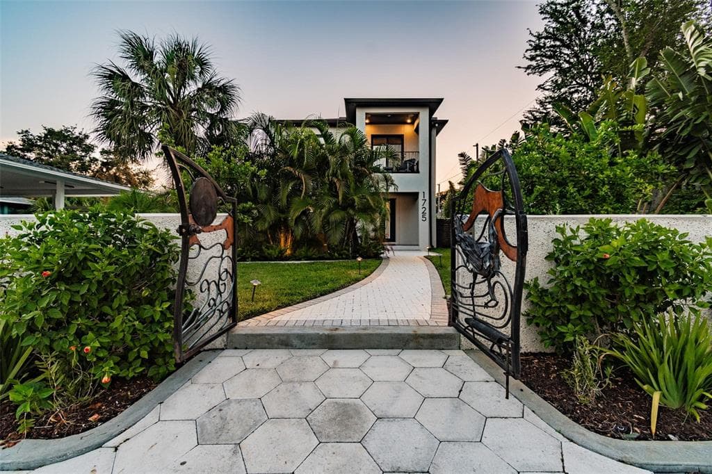 1725 BAY STREET SE ST PETERSBURG, FL 33701