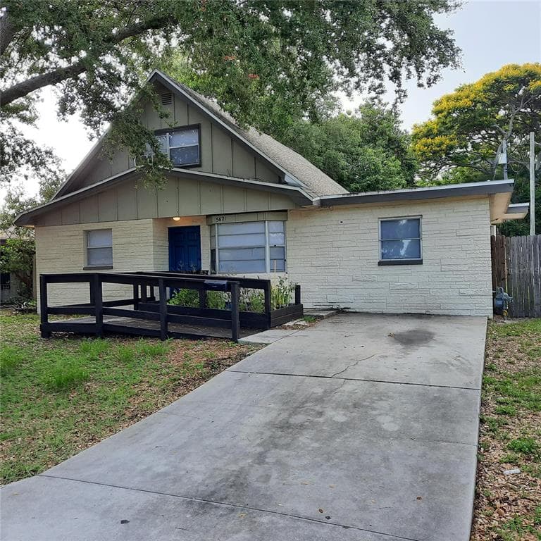 5621 BURLINGTON AVENUE N ST PETERSBURG, FL 33710