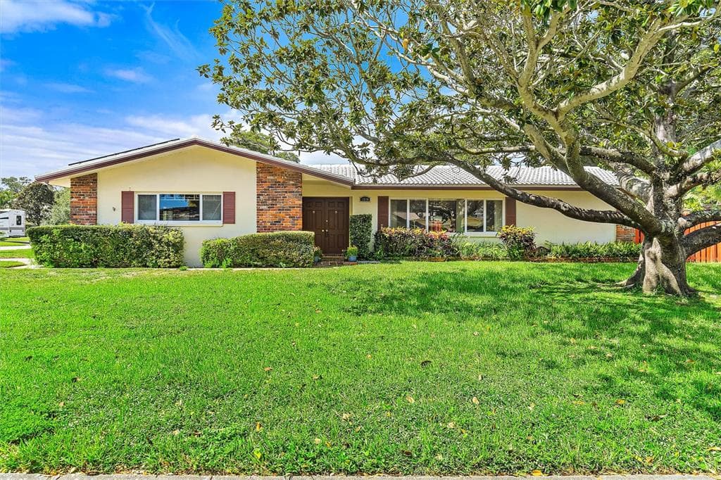 1840 OAK LAKE DRIVE