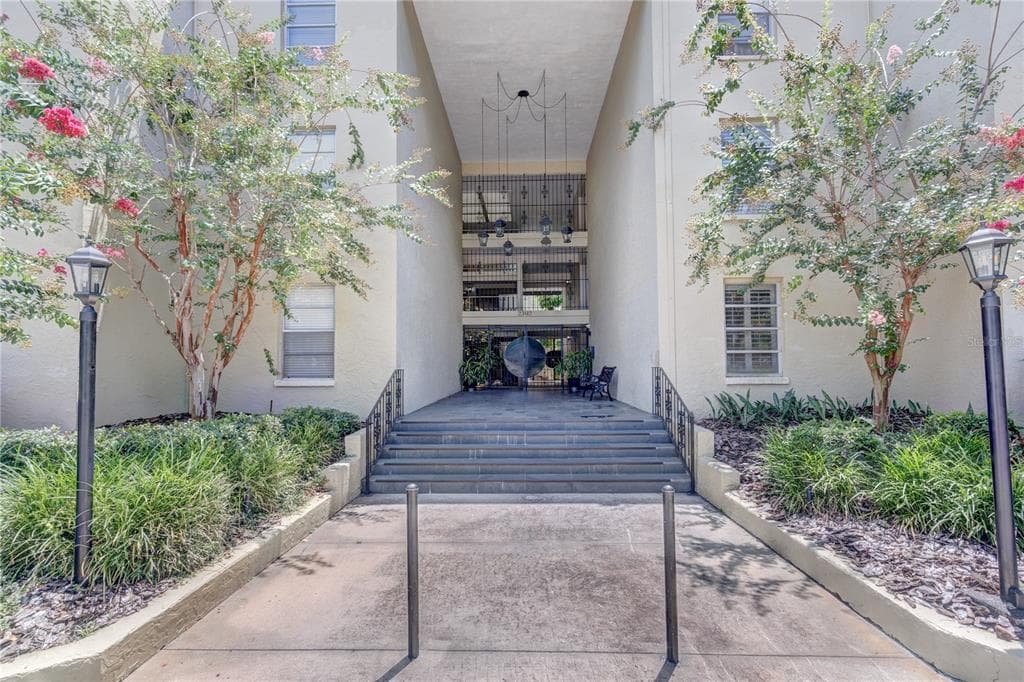 2302 S MANHATTAN AVENUE UNIT 213 TAMPA, FL 33629