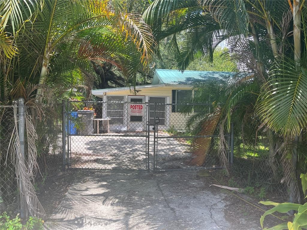 11804 E OLD HILLSBOROUGH AVENUE SEFFNER, FL 33584