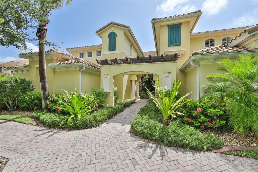 1320 EMERALD DUNES DRIVE SUN CITY CENTER, FL 33573