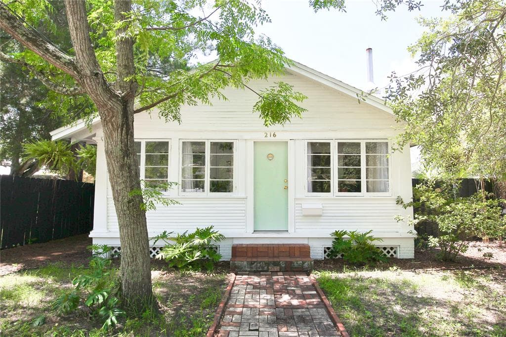 216 W WOODLAWN AVENUE TAMPA, FL 33603