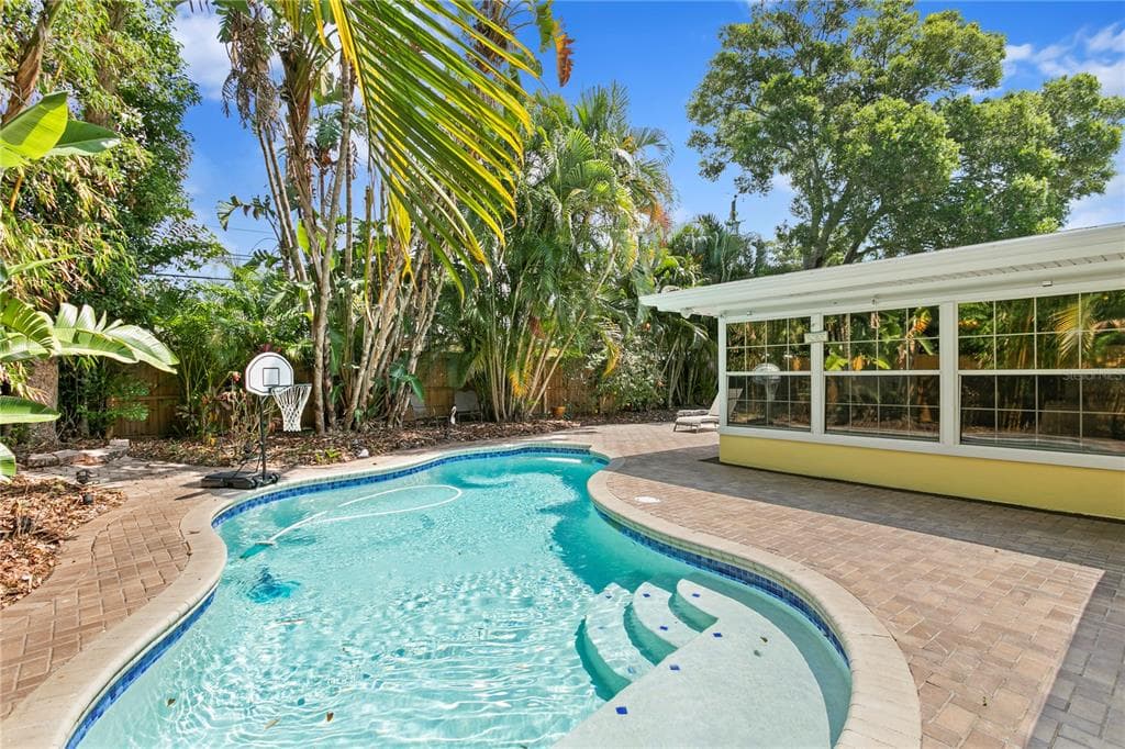 1926 SANDRA DRIVE CLEARWATER, FL 33764