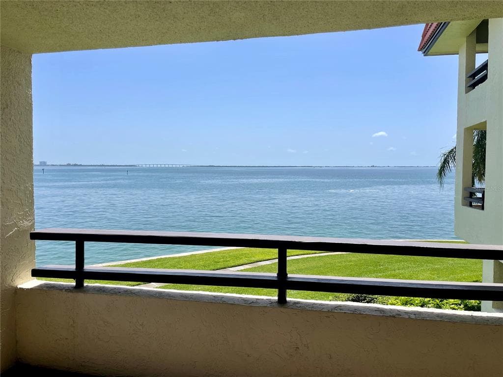 135 1ST STREET E UNIT 101 TIERRA VERDE, FL 33715