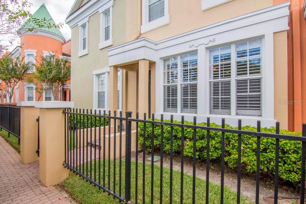 2408 VICTORIA GARDENS LANE TAMPA, FL 33609