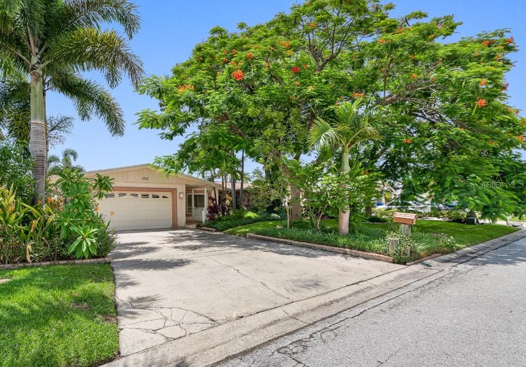 3912 FONTAINEBLEAU DRIVE TAMPA, FL 33634