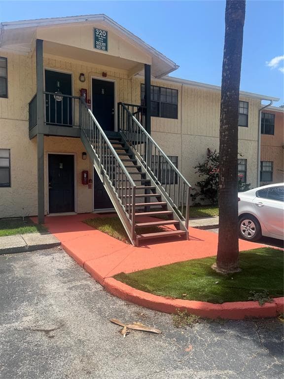 320 OAK ROSE LANE UNIT 201 TAMPA, FL 33612