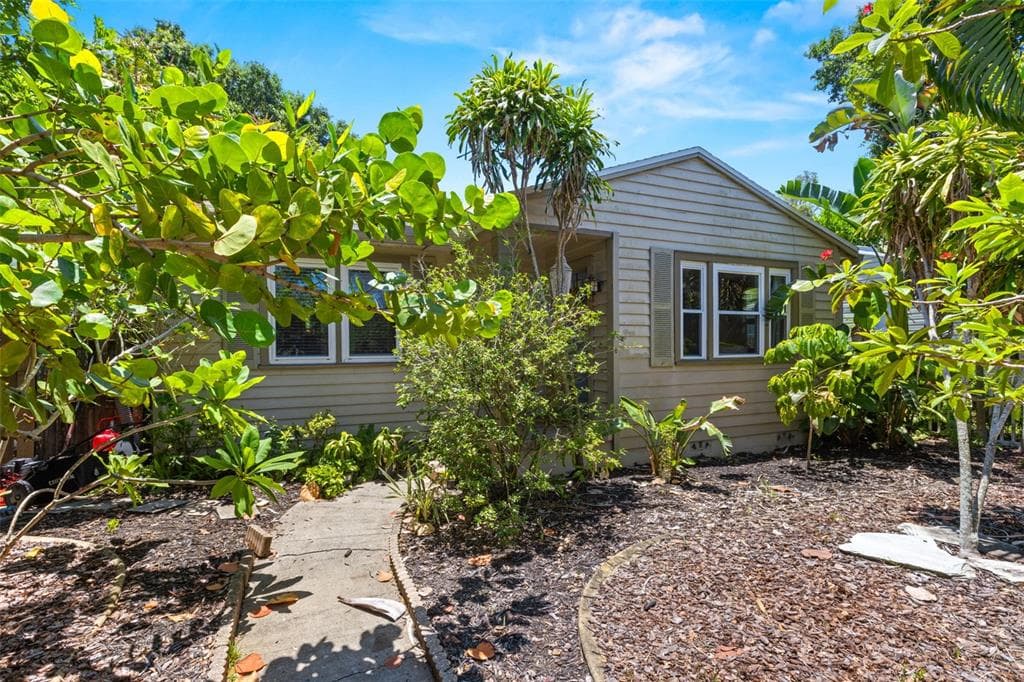 2536 DARTMOUTH AVENUE N ST PETERSBURG, FL 33713