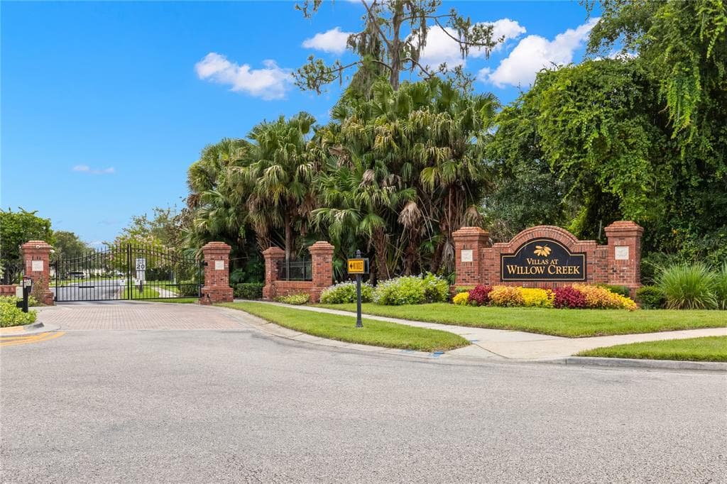 3321 CHAPEL CREEK CIRCLE WESLEY CHAPEL, FL 33544