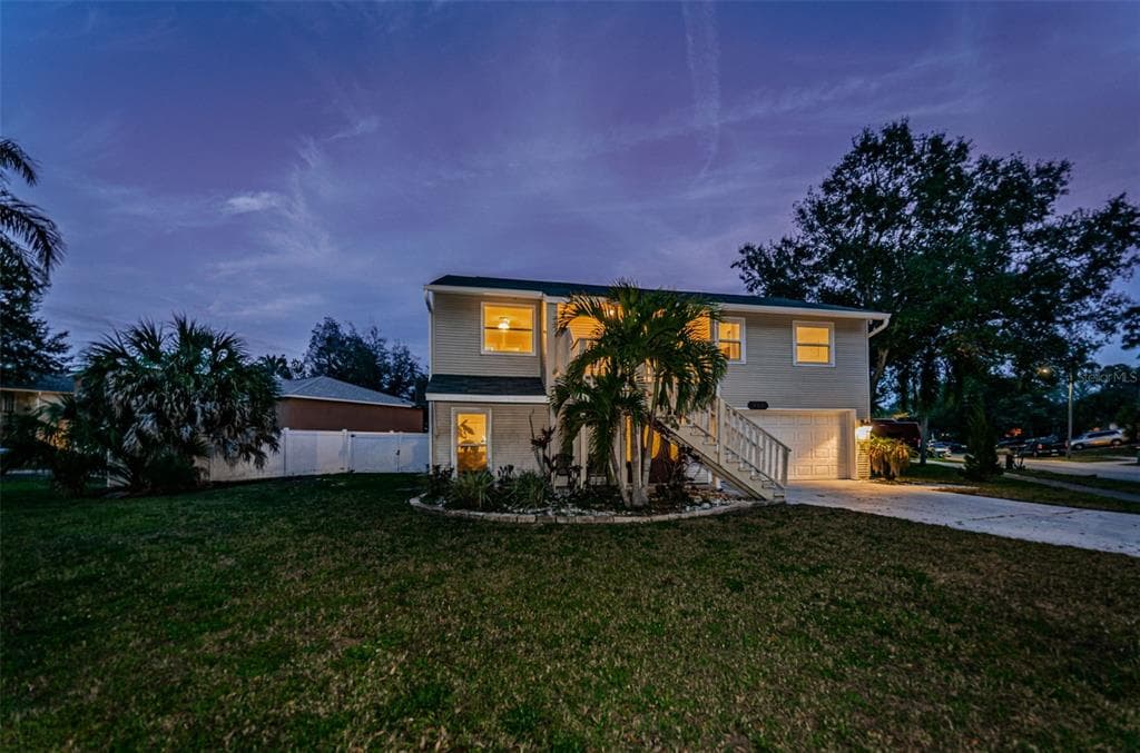 921 LYNNLEA LANE TARPON SPRINGS, FL 34689